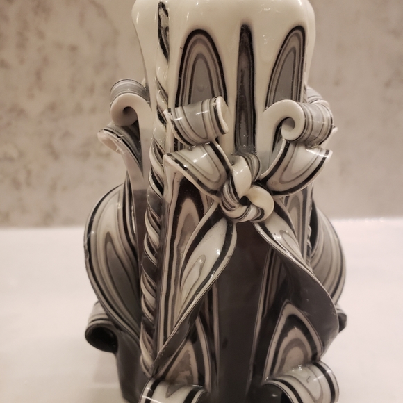 Hand carved grey, white and black candle carved in Hawaii - Picture 4 of 8